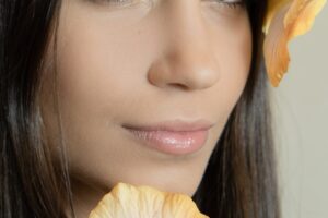 kobieta z hibiskusem