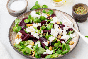 sałatka z buraka z kozim serem