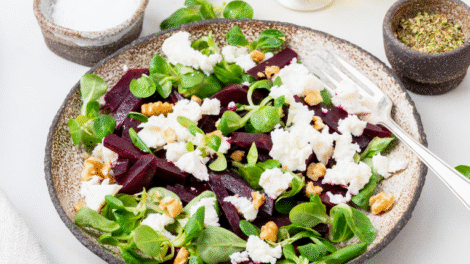 sałatka z buraka z kozim serem