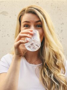 kobieta podczas detoksykacji pije wodę