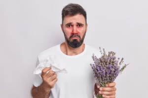 Mezczyzna reaguje na alergen trzyma lawenda cierpi na nadwrazliwosc na kwitnienie 300x200