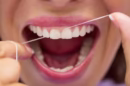 Pacjentka nicia dentystyczna zeby 130x86