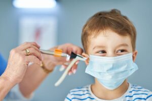 Czysty nos kluczem do zdrowych uszu u dzieci 300x200