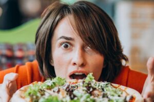 Foto Main Artykul Jak radzic sobie z nadmiernym jedzeniem pod wplywem emocji 300x200