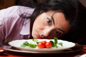 Jak trauma i emocje ksztaltuja nasze nawyki zywieniowe 300x200