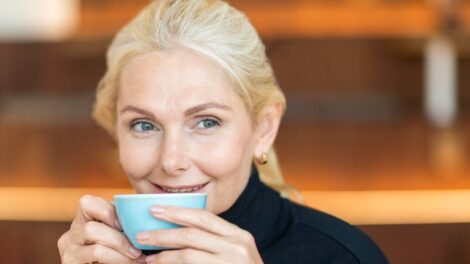 Seniorka z herbata 470x264
