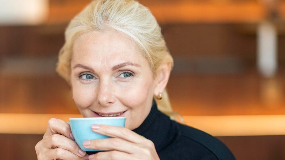 Seniorka z herbata 990x556