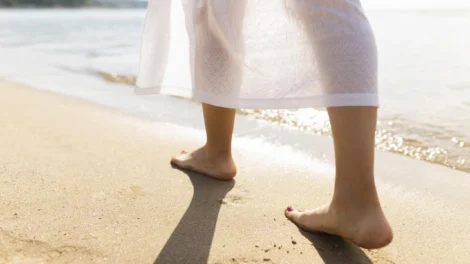Back view woman s feet beach sands scaled 1 470x264