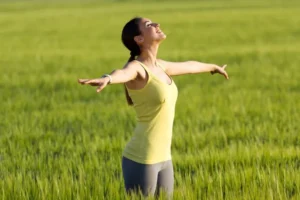 Beautiful young woman enjoying spring standing cereal field jpg 300x200
