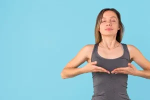 Blond kobieta medytacji z miejsca na kopie jpg 300x200