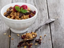 Granola czekoladowa na sniadanie jpg 215x161