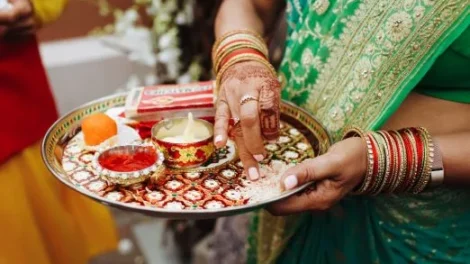 Indianka trzyma tace jpg 470x264