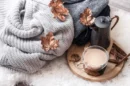 Jesien zima cosy home still life z kubkiem goracego napoju jpg 130x86