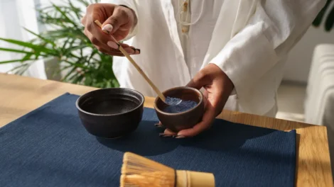 Kobieta pod duzym katem przygotowuje niebieska matche w domu jpg 470x264