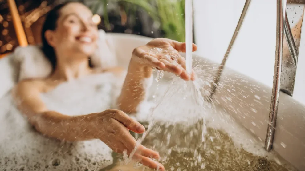 Kobieta relaks w kapieli z babelkami 1 jpg 990x556