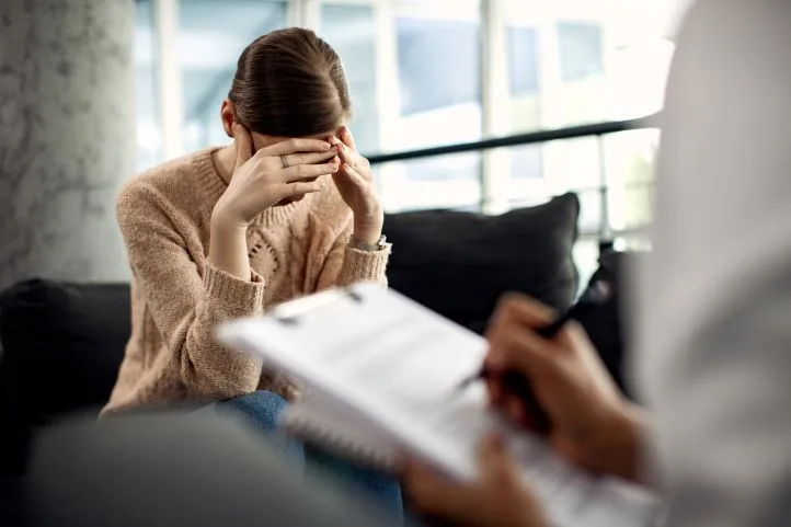 Kobieta z depresja podczas sesji psychoterapii w gabinecie lekarskim jpg