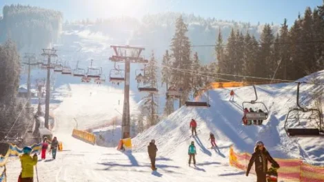 Narciarze na wyciagu narciarskim jezdzacy w osrodku narciarskim jpg 470x264