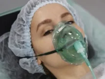 Pacjent z maska tlenowa na sali operacyjnej2 jpg 215x161