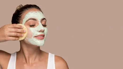 Piekna mloda kobieta probuje produktow kosmetycznych 1 jpg