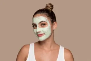 Piekna mloda kobieta probuje produktow kosmetycznych jpg 300x200