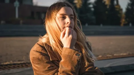 Plenerowy portret mlodej kobiety o zachodzie slonca jpg 470x264