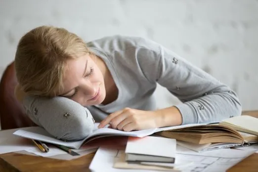 Portret dziewczyny studenta spania przy biurku jpg