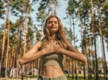 Sliczna blondynka cwiczy joge na zewnatrz i wyglada na zrelaksowana jpg 215x161