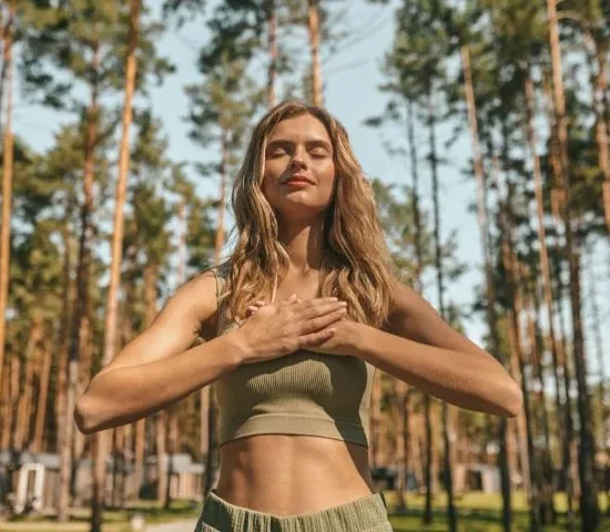 Sliczna blondynka cwiczy joge na zewnatrz i wyglada na zrelaksowana jpg 550x480