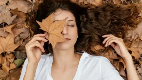 Srednio strzal kobiety trzymajacej lisc jpg 470x264