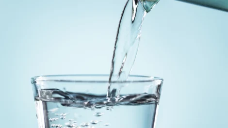 Szklanka wody makro scaled 1 470x264