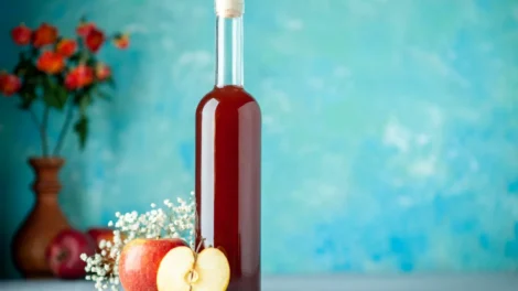 Widok z przodu ocet jablkowy czerwony na niebieskim tle jedzenie owoce alkohol wino kwasny kolor sok jpg 470x264