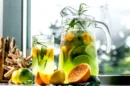 Widok z przodu orzezwiajaca lemoniada z cytryna limonka i estragonem jpg 130x86
