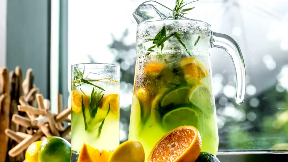 Widok z przodu orzezwiajaca lemoniada z cytryna limonka i estragonem jpg 990x556