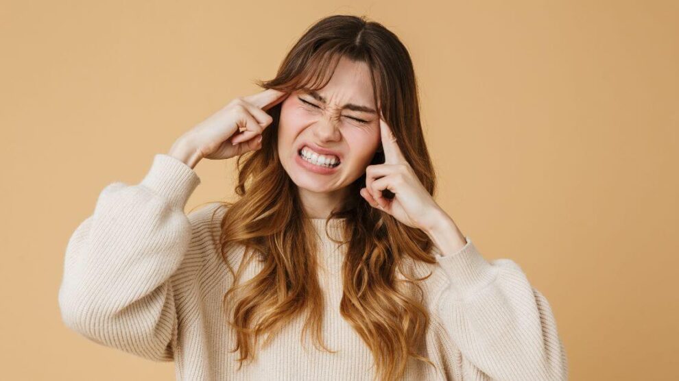 Zycie z migrena jak pozbyc sie bolu 990x556