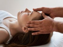 Pacjent osteopatia otrzymuje masaz leczniczy 215x161
