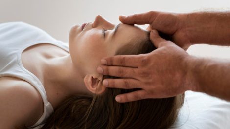 Pacjent osteopatia otrzymuje masaz leczniczy 470x264