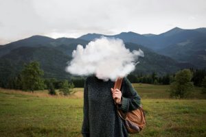 Srednio strzalowy model pozuje z glowa w ksztalcie chmury 1 300x200