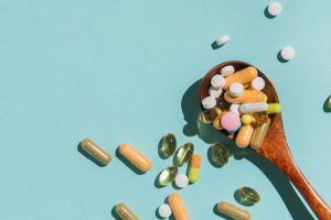 Widok z gory lyzka z lekami na stole 300x200