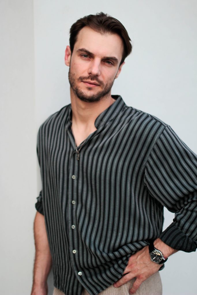 MR3 683x1024