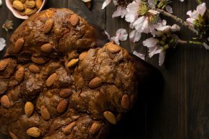 Colomba z widokiem z gory z migdalami i kwiatami 300x200