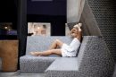 Mloda kobieta relaksuje sie w hotelu spa 130x86