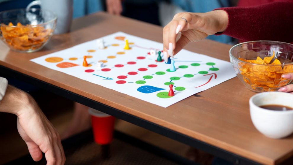 Przyjaciele bawia sie tradycyjnymi grami 1 990x556