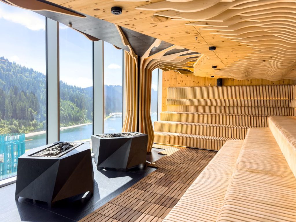 Sauna panoramiczna z widokiem nowoczesny drewniany projekt relaks w przyrodzie 1024x768