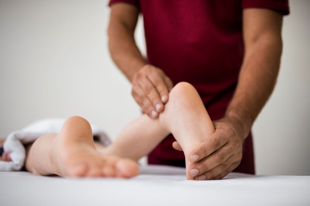 Pacjent osteopatia otrzymuje masaz leczniczy 1 1024x682