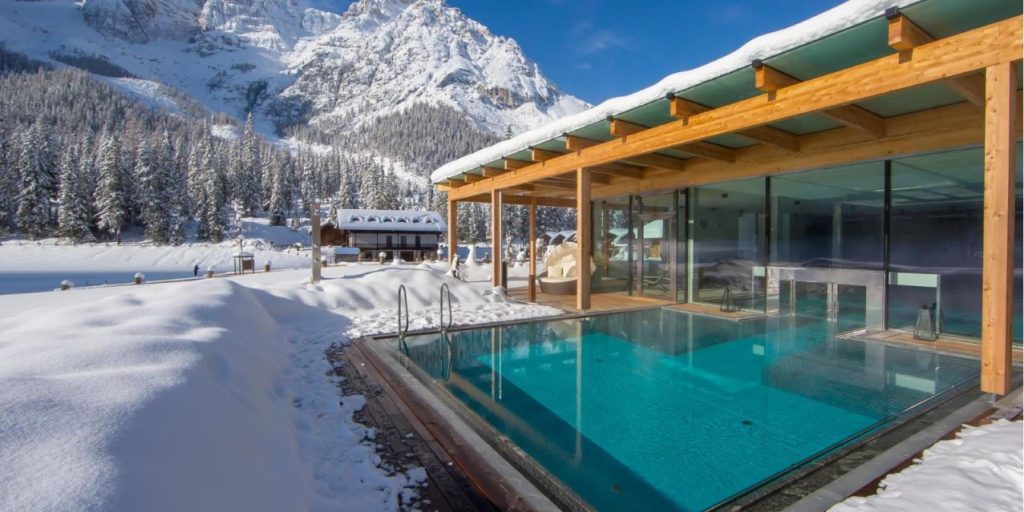 The outdoor pool in winter 1024x512