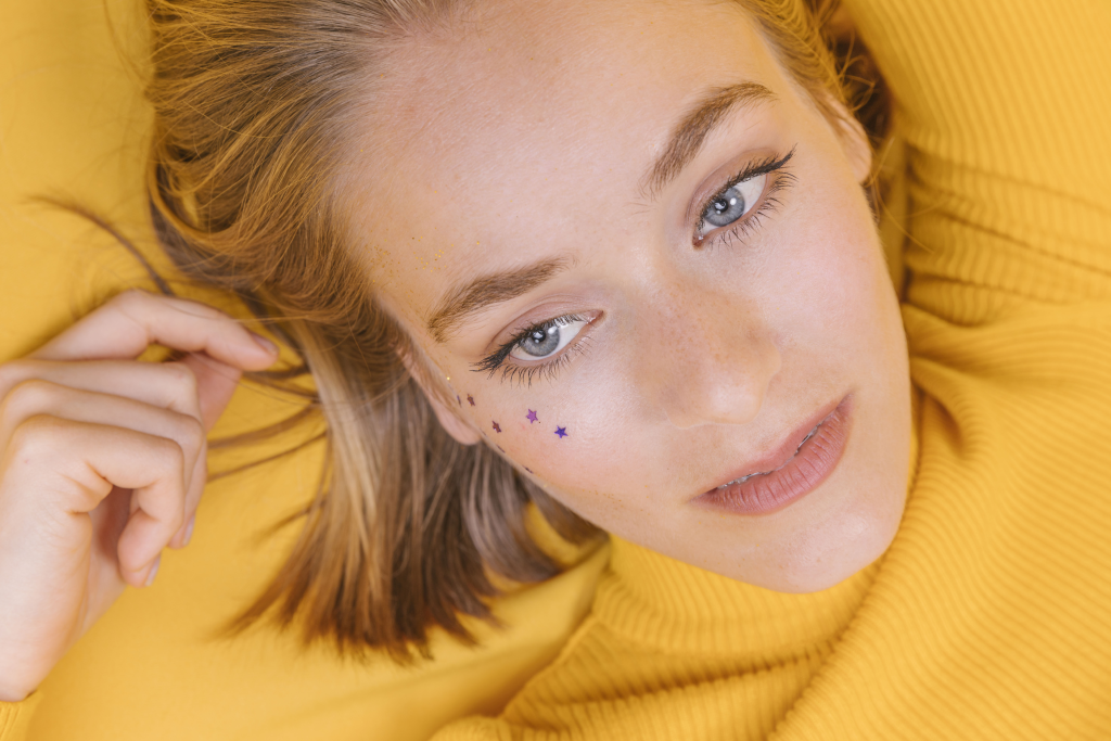 Portrait woman lying yellow scene 1024x683