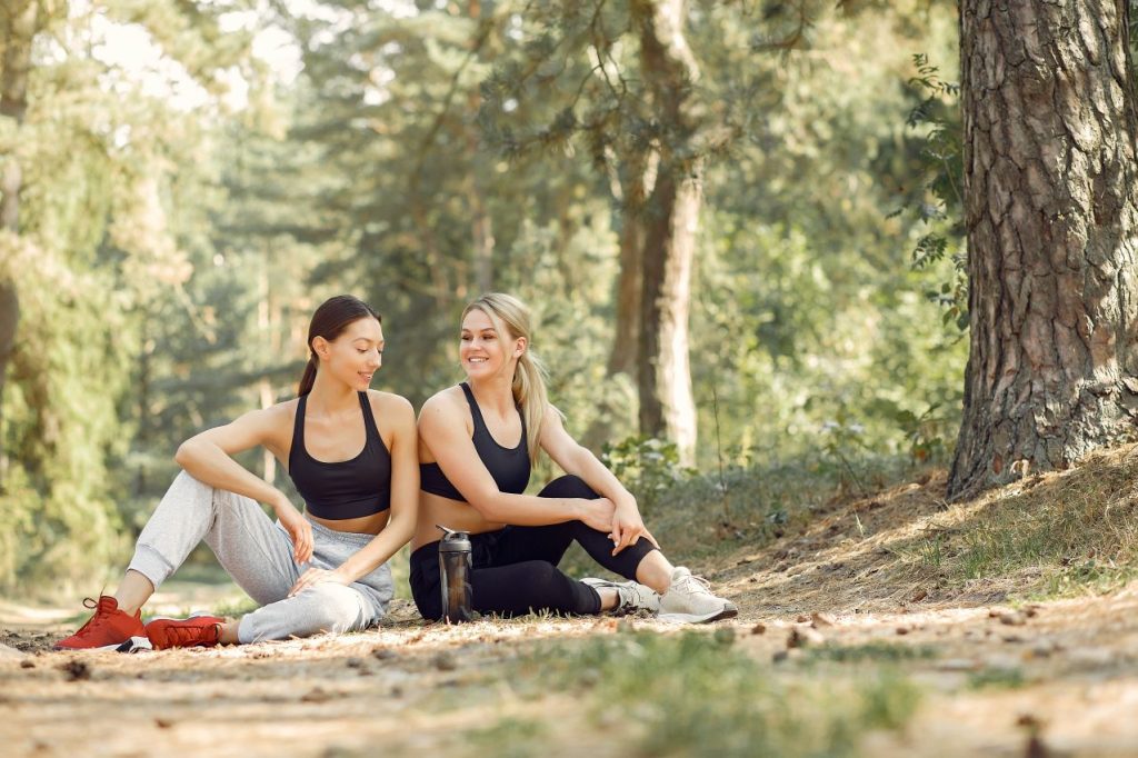 Beautiful women spend time summer park 1024x682