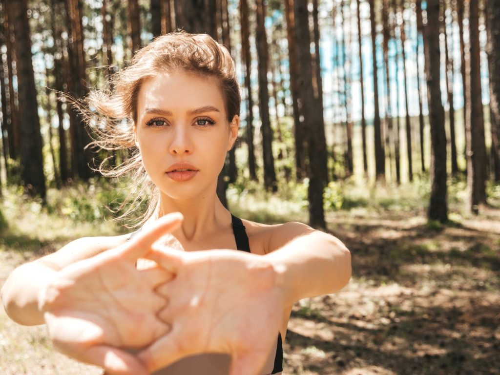 Portrait concentrated young sports woman park 1024x768