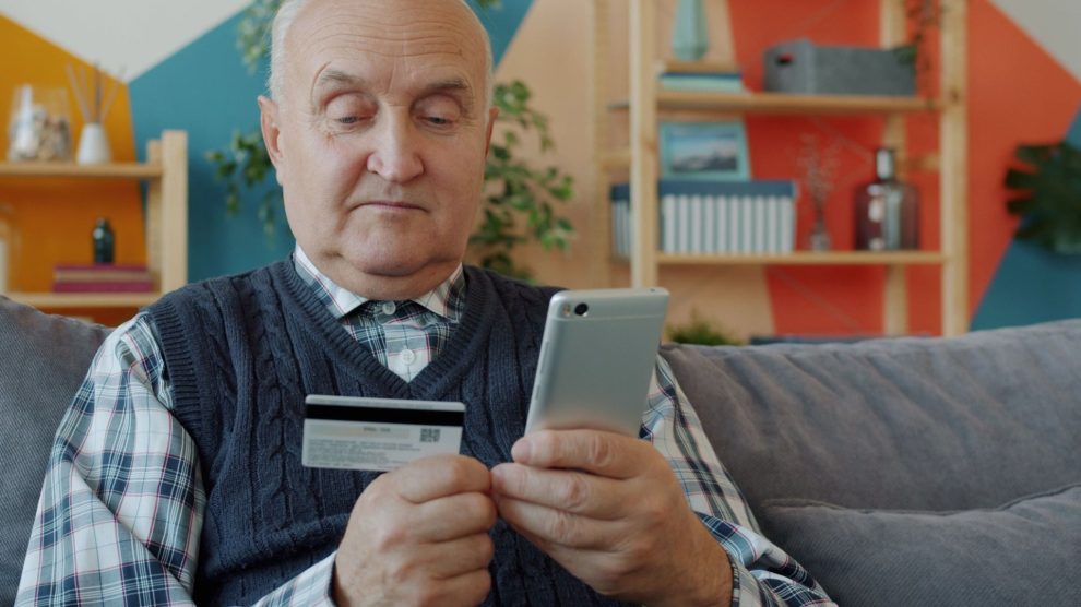 Smartfon seniora. 10 funkcji, które naprawdę mogą ułatwić życie